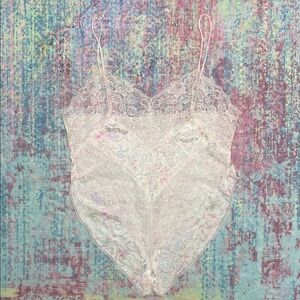 VALENTINES DAY! 💕Vassarette Floral Lace Chemise in Cream